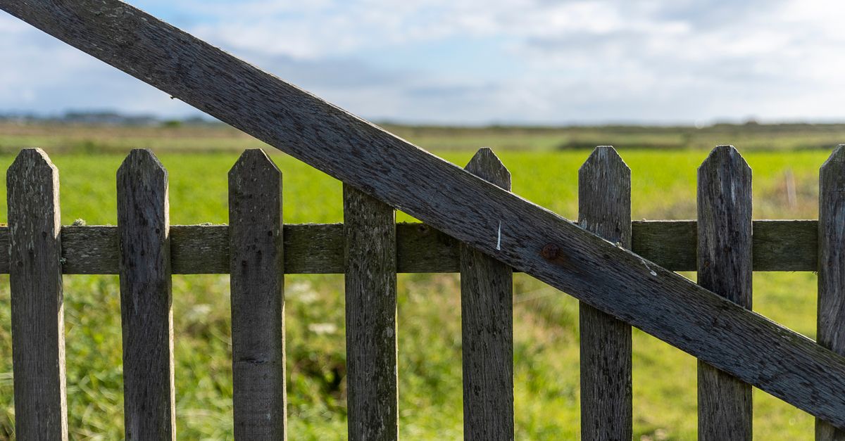 Best Practices for Lifting Heavy Fencing Materials Safely