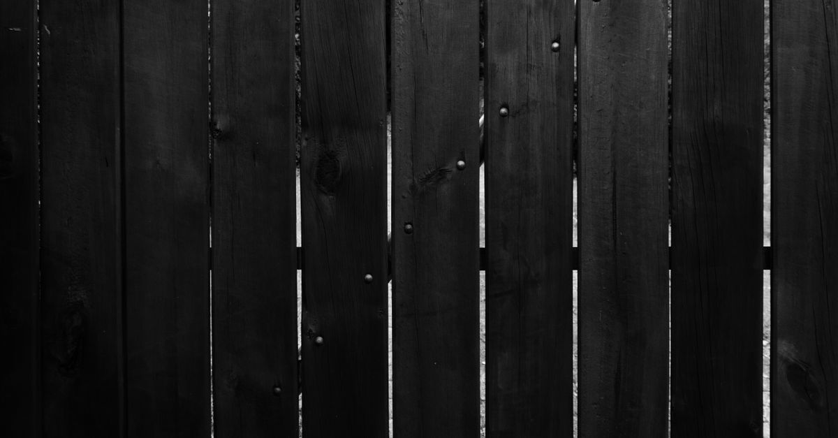 The Best Time of Year for Cleaning and Staining Fences